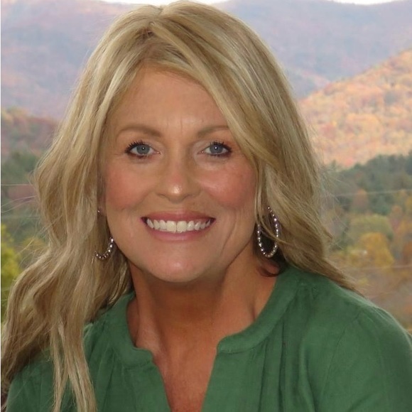 Meet your Posher, Stephanie - Picture 1 of 1